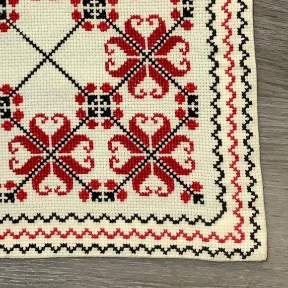 Ukrainian “Veshechya” hand embroidered table linen in traditional colours. - Picture 2 of 5